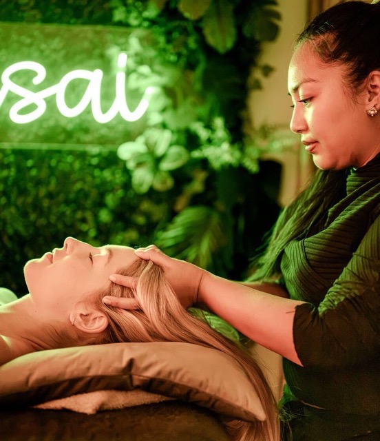 Masérka při thajské masáži v salonu Bonsai